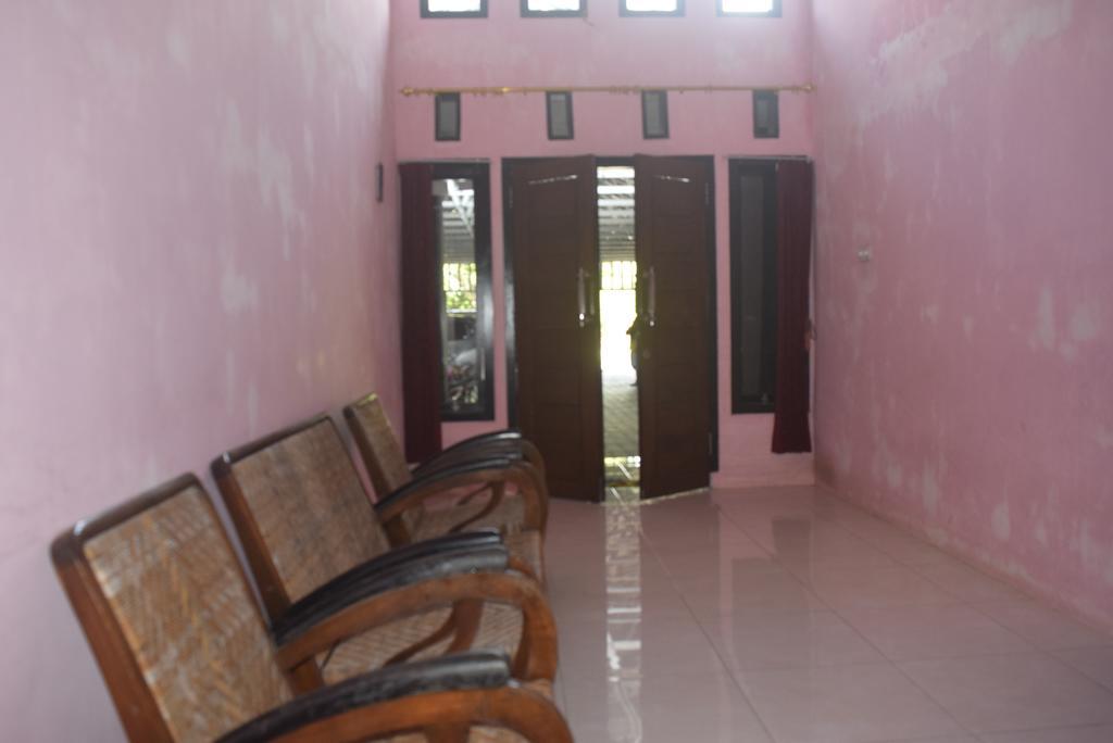 Blue Flame Inn Banyuwangi  Esterno foto
