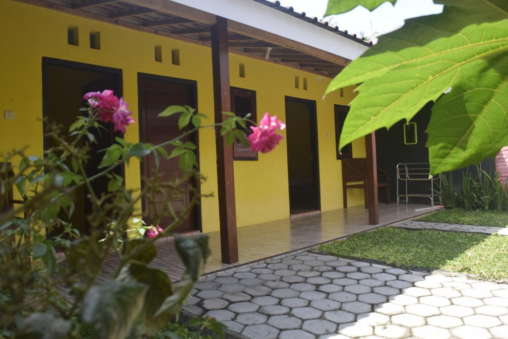 Blue Flame Inn Banyuwangi  Esterno foto
