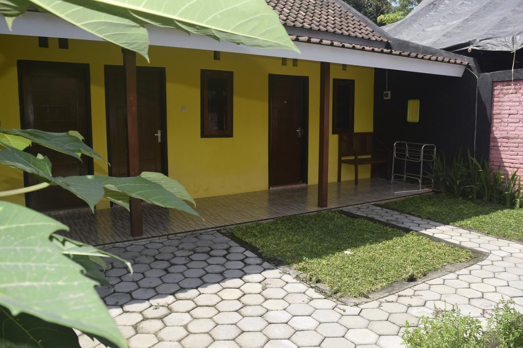 Blue Flame Inn Banyuwangi  Esterno foto